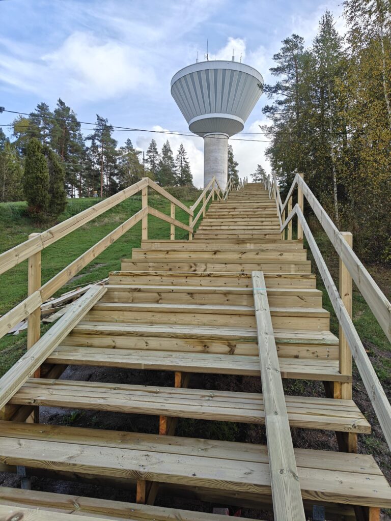Kuva urheilukeskuksen kuntoportaista.