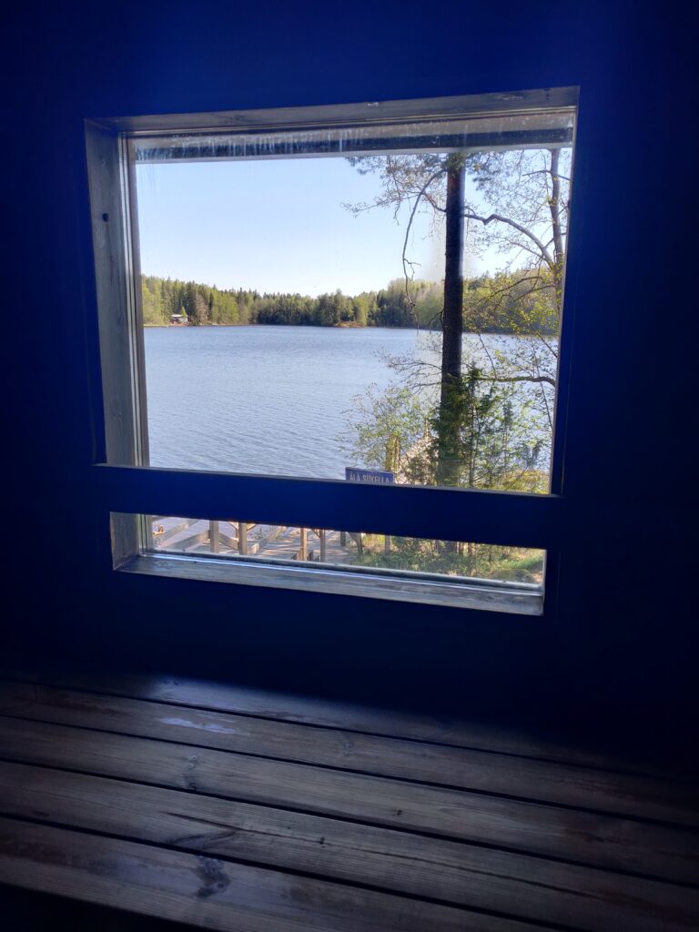 Kivijärven saunan ikkunanäkymä