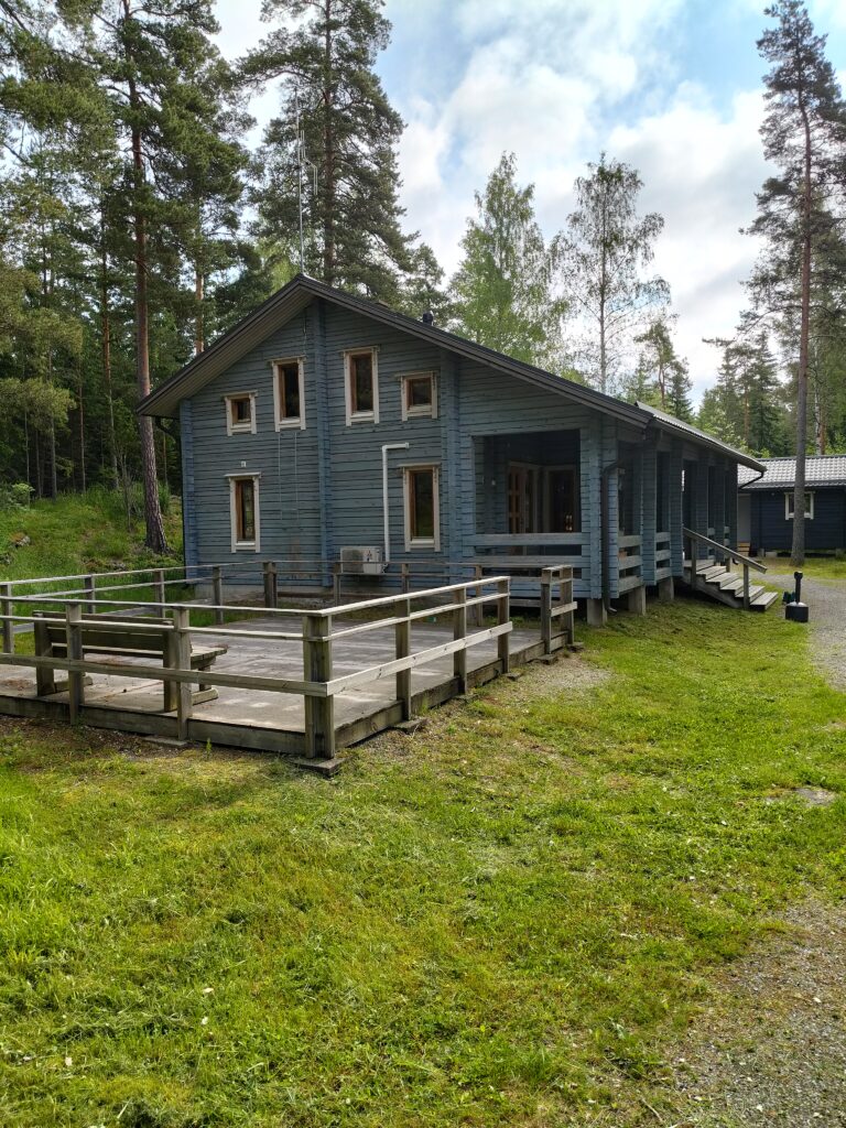 Kivijärven saunan päärakennus ja terassi