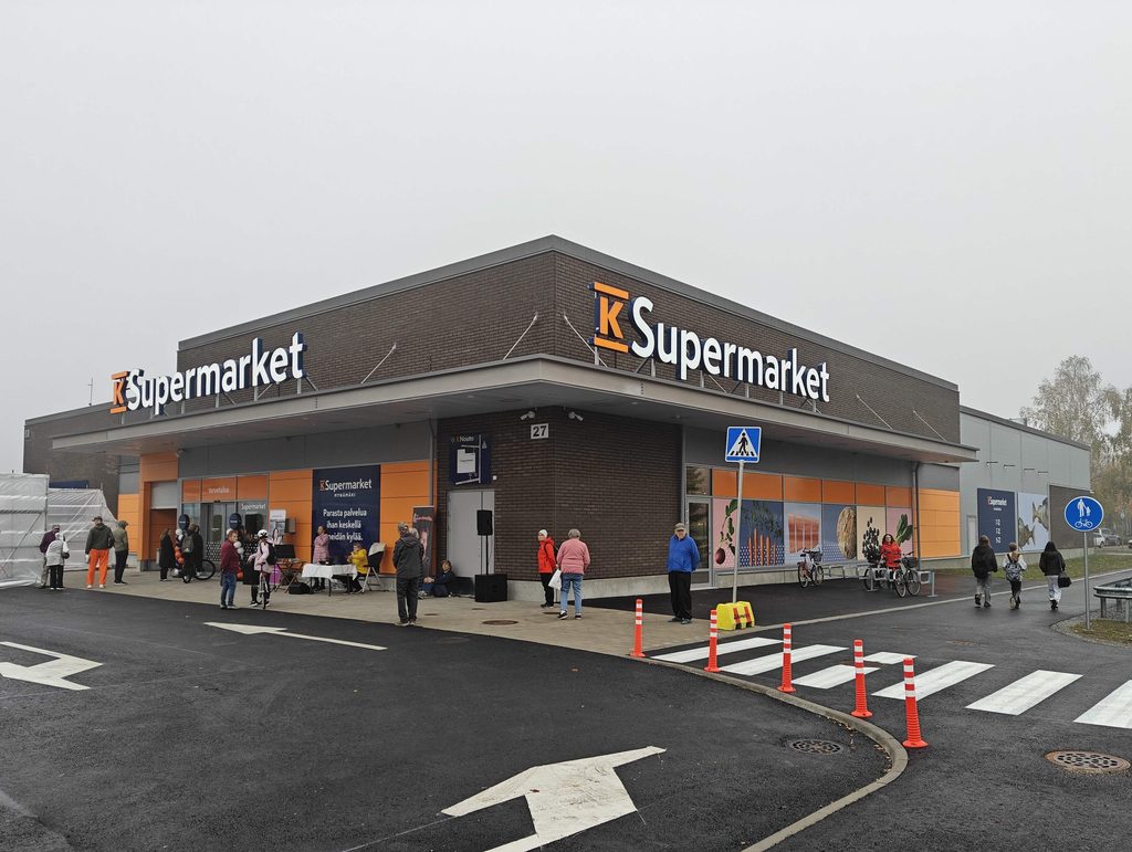 Kuva uudesta K-Supermarketista avajaispäivän aamuna, hieman sumuisessa säässä. 