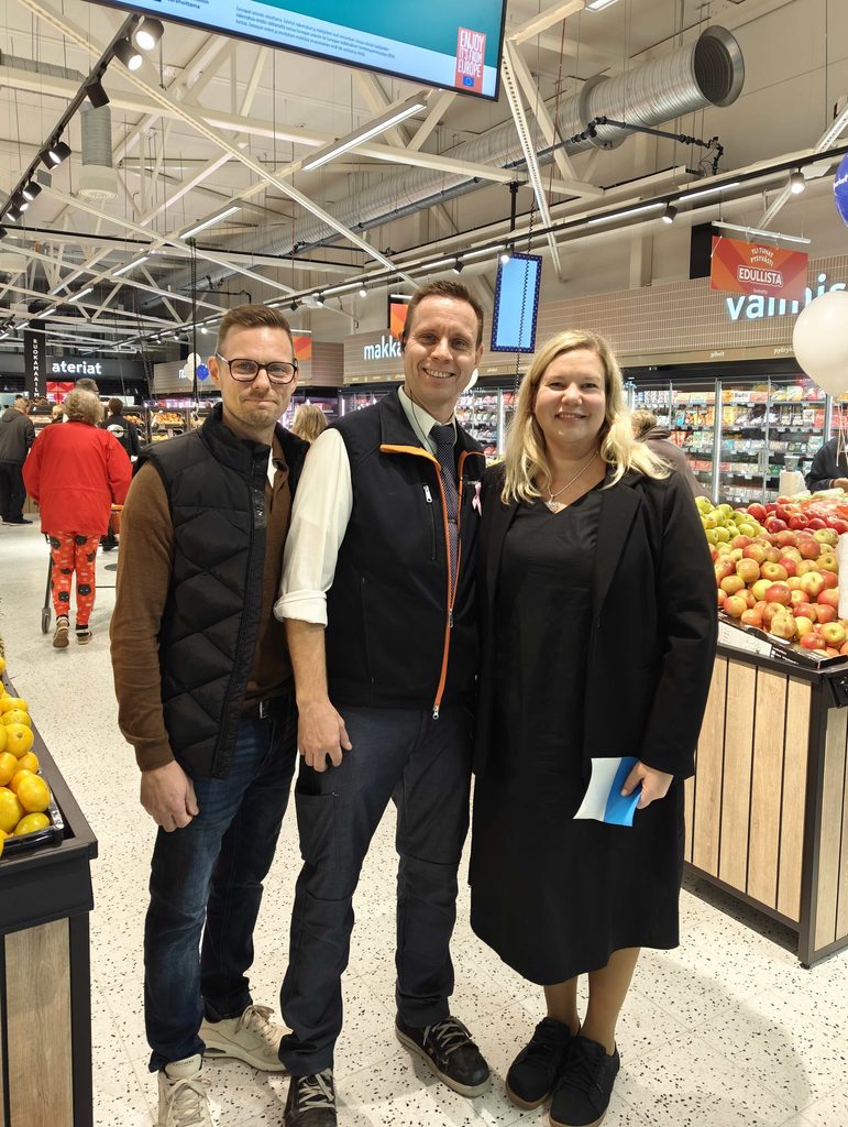 Kuvassa kunnanhallituksen puheenjohtaja Petteri Huuskonen, kauppias Pasi Kalliala, kunnanjohtaja Carita Maisila.